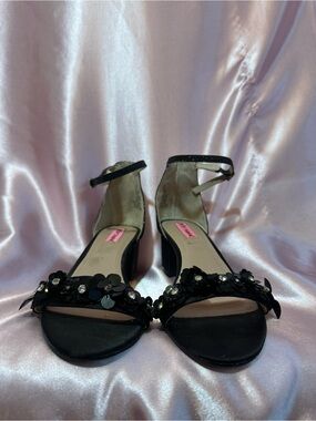 blue by betsey johnson fawn floral pearl bow dress sandals Betsey Johnson Women's Fawn Heeled Sandal, White Blue Floral, 9.5 : Amazon.co.uk: Fashion